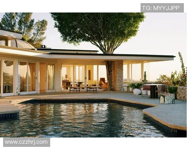 悠闲假日时光，室外泳池旁的清凉畅游与休闲体验